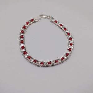 Elegante brazalete con estilo trenzado hecho de plata .925 con piedras color rojo