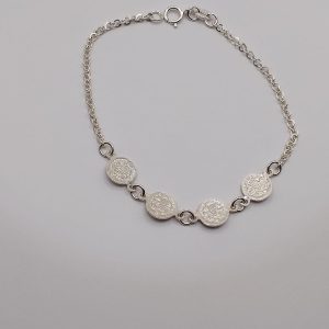 Pulsera de cadena hecha con plata .925 con eslabones de San Benito en el centro