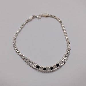 Elegante pulsera con estilo trenzado de plata .925 con piedras de color negro en centro