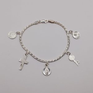 Elegante brazalete con estilo trenzado hecho con plata .925 con colgantes religiosos