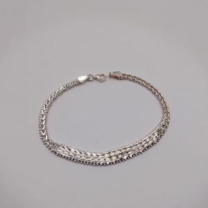 Elegante brazalete con estilo trenzado de plata .925 con eslabón en el centro con estilo de tejido 