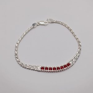 Elegante pulsera con estilo trenzado de plata .925 con piedras color rojo en centro