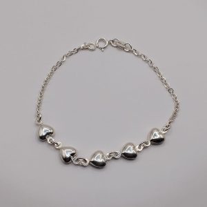Pulsera hecha con plata .925 con eslabones de corazón