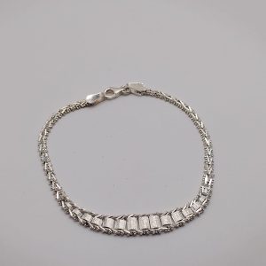 Elegante brazalete con estilo trenzado de plata .925 con eslabones en el centro 