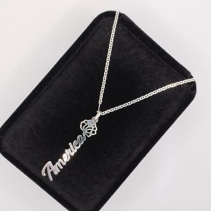 Dije de flor con nombre personalizable