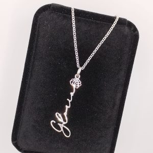 Dije de flor con nombre personalizable en cursiva