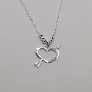Collar de corazón flechado