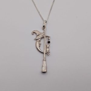 Dije de gato en la escoba