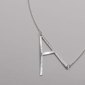 Collar de letra inicial grande