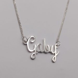 Collar de nombre en letra cursiva cadena barbada