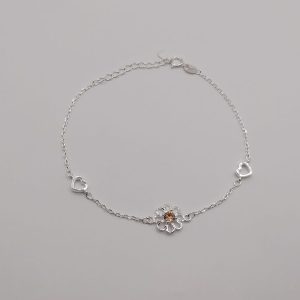 Pulsera de flor con corazones